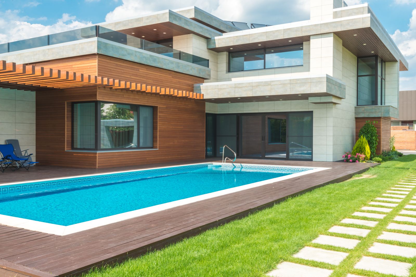 Family Resort-Style Pool – Lafayette